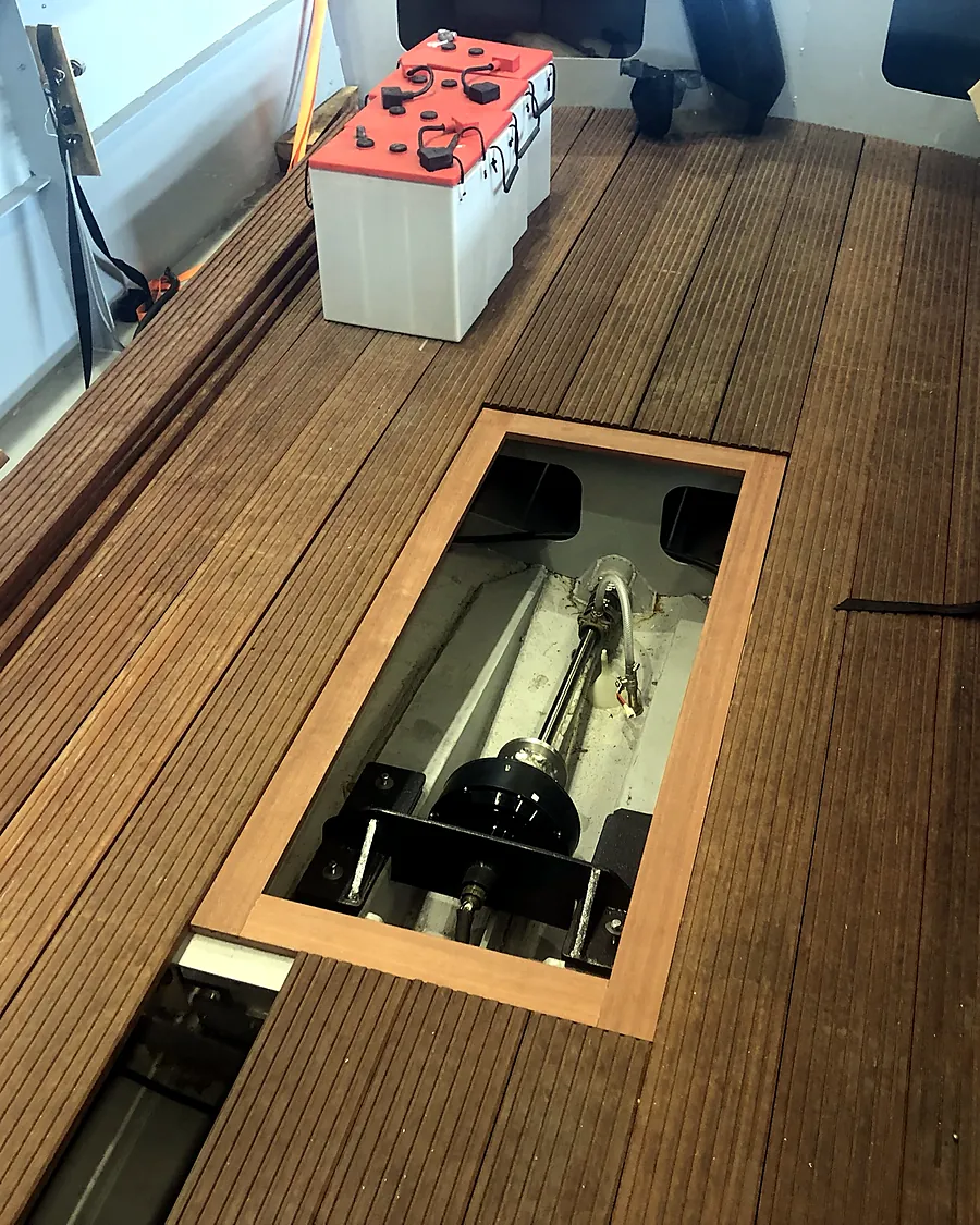 Elektromotor op de schroefas met accupakketten in de sloep