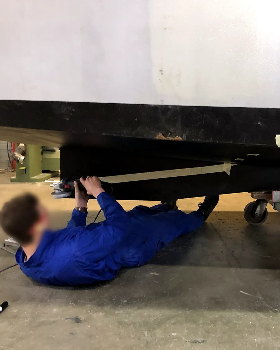 Werk aan het onderwaterschip van de stalen sloep