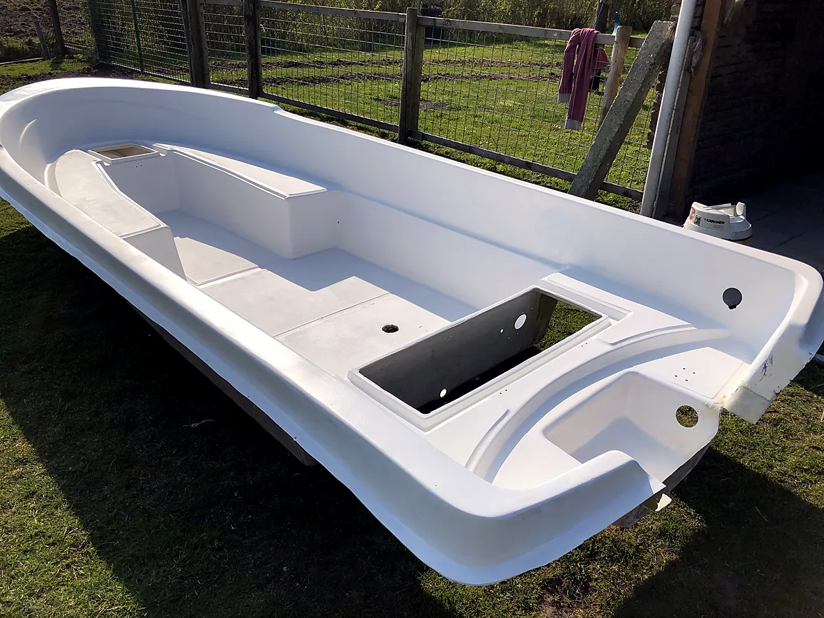 Interieur van de sloep strak afgewerkt in wit