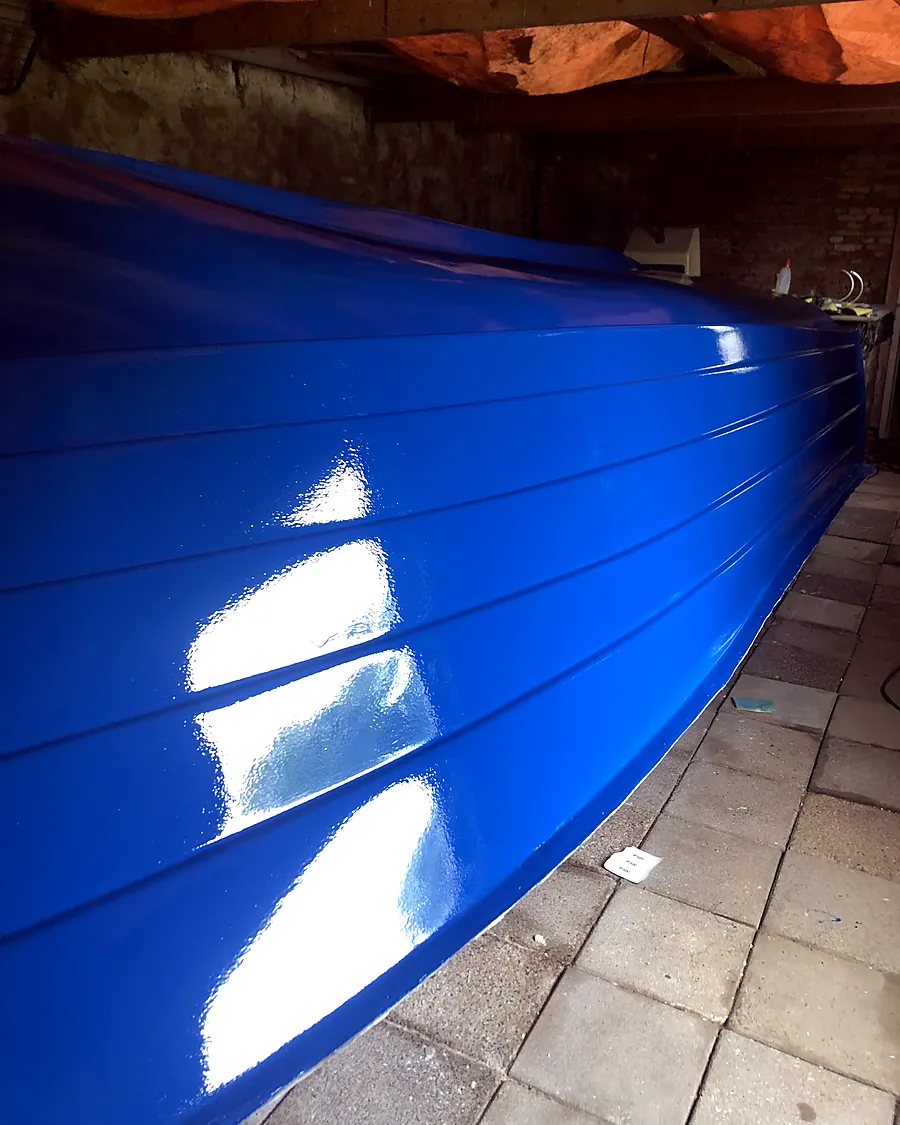 Romp afgelakt in hoogglans blauw in de werkplaats