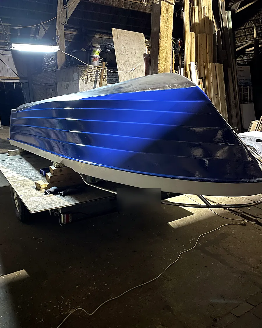 Antifouling aangebracht op het onderwaterschip van de blauwe sloep