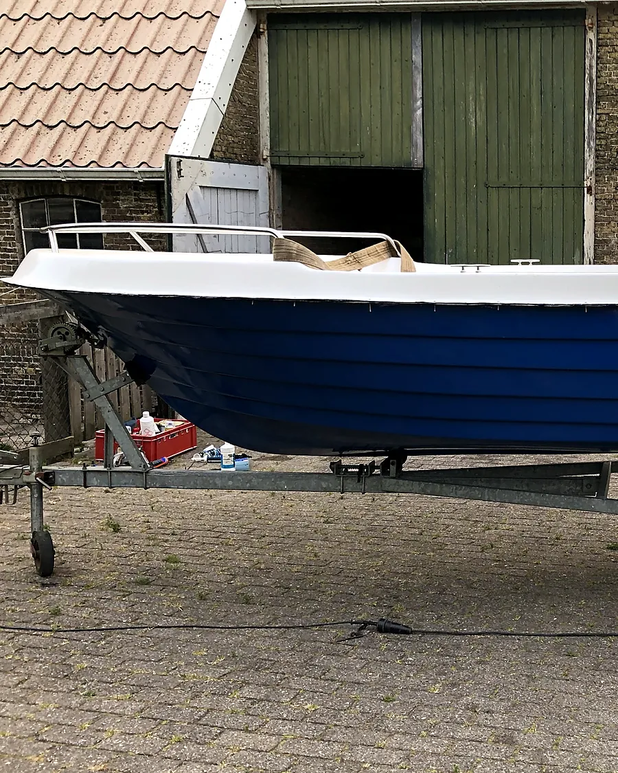 Sloep op een trailer, klaar voor transport